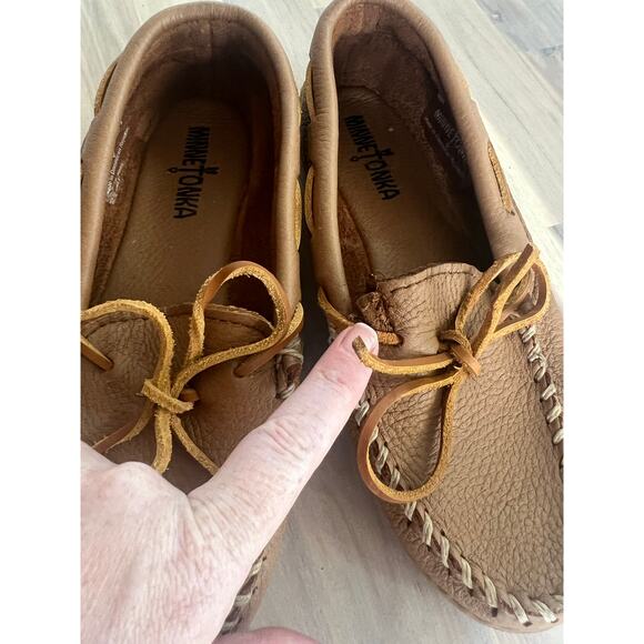 Minnetonka Women's Tan Moccasins Slippers Shoes NWOT With Minor Tear Size 8.5 - Picture 9 of 9